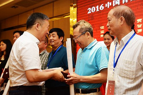 4  會(huì)上，中國(guó)酒協(xié)為首席品酒師授予了專用印章，確定首席品酒師的權(quán)威地位和作用.jpg