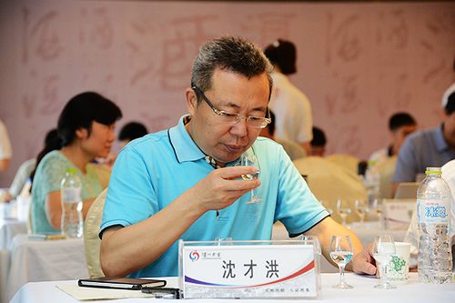 5  各位大師通過(guò)觀色、聞香、品其味等方法，對(duì)酒品進(jìn)行鑒別打分定級(jí)。.jpg