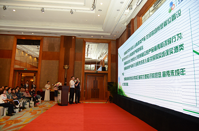 4  現(xiàn)場宣讀不向未成年出售任何酒類產(chǎn)品的承諾書.jpg