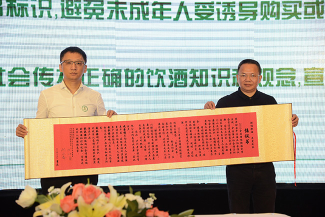 5  共同簽署《理性飲酒，關(guān)愛成長，非成勿飲》倡議書.jpg