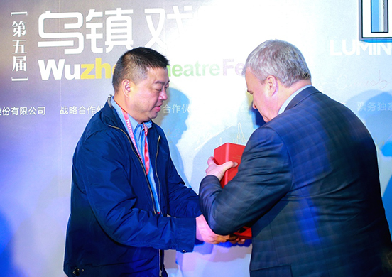 攜手《時(shí)尚先生Esquire》現(xiàn)身烏鎮(zhèn)戲劇節(jié)，國窖1573還挺潮