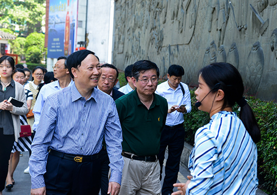 全國人大常委會委員、教科文衛(wèi)委員會副主任委員楊志今一行考察瀘州老窖文化遺產(chǎn)保護(hù)工作