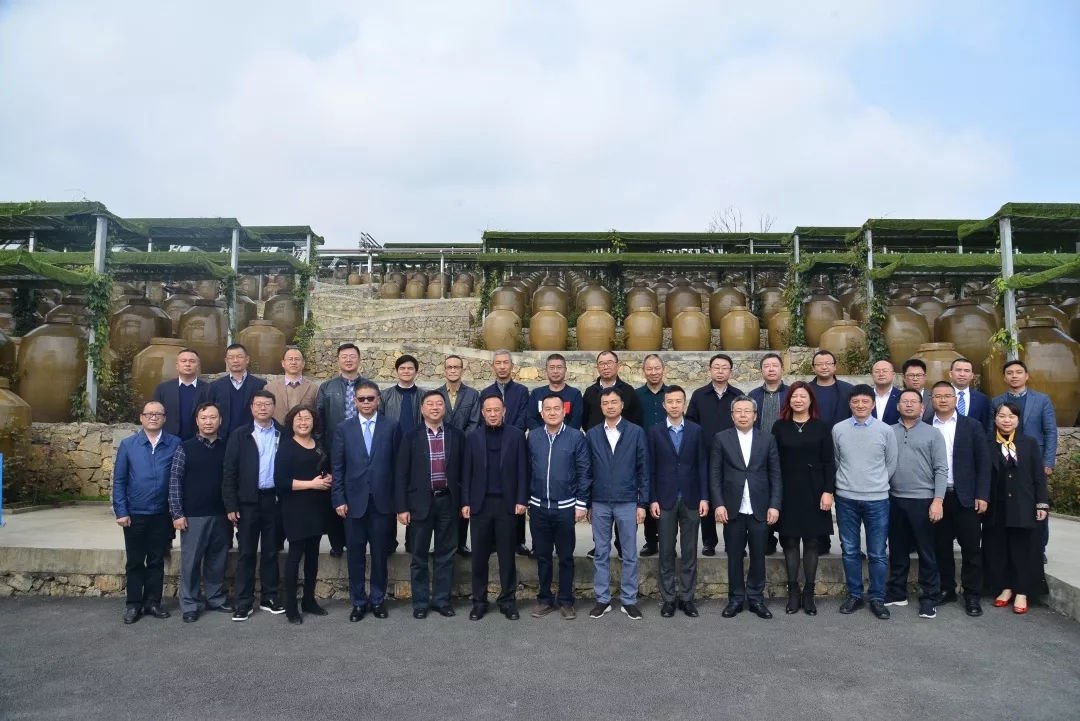 四渡赤水學(xué)郎酒——瀘州老窖到郎酒集團(tuán)考察交流