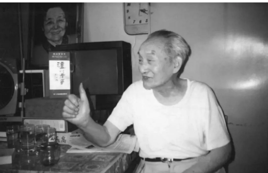 大國工匠，世紀(jì)豐碑 ——瀘州老窖永遠(yuǎn)懷念酒界泰斗秦含章先生